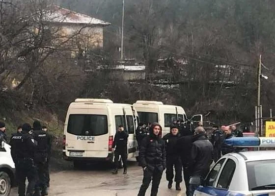 Убиецът от Нови Искър бил в къща в Луково  