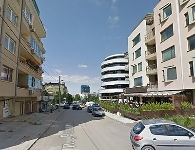 Простреляха мъж на метри от мол в София