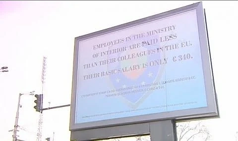 Свалиха билборд на МВР