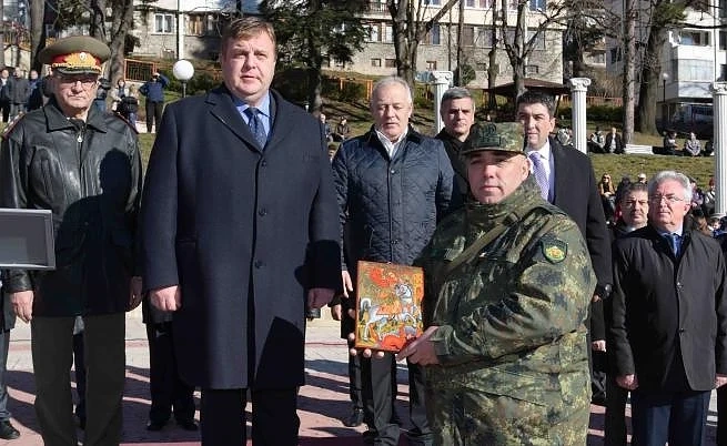 Въвеждат доброволна военна служба в България