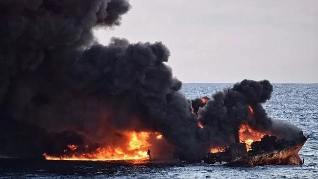 Петролни петна колкото Париж плават в Източнокитайско море
