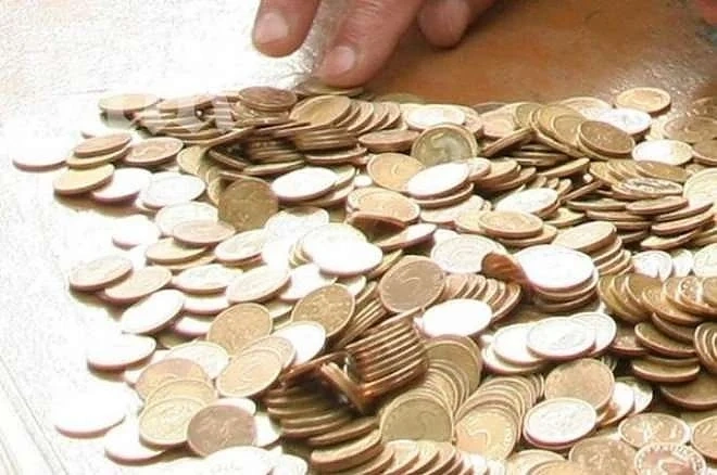 Мъж от Велико Търново си купи винетка с жълти стотинки, два часа броят жълтиците
