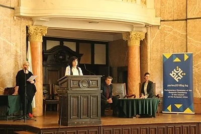 Караянчева: Младите хора в България са европейското поколение