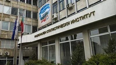 Средномесечният осигурителен доход за 2017 г. е 821,51 лв.