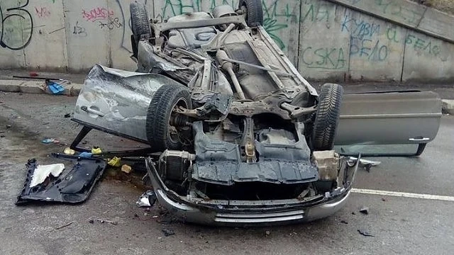 Кола излетя от моста до Бизнеспарка и се приземи по таван 