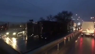 Камион се преобърна на софийския бул. „Европа”