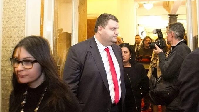 Пеевски към премиера и президента: Разберете се като големи момчета!