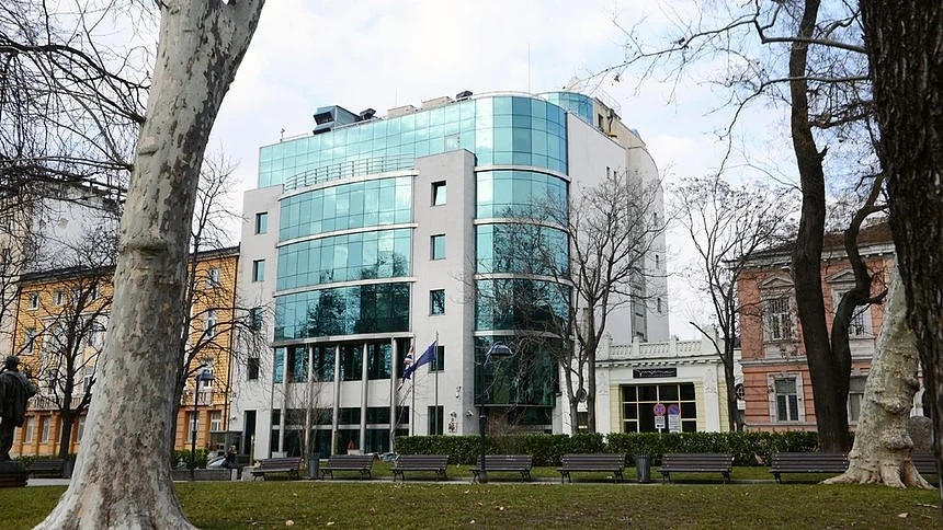 Строители купиха сградата на британското посолство в София