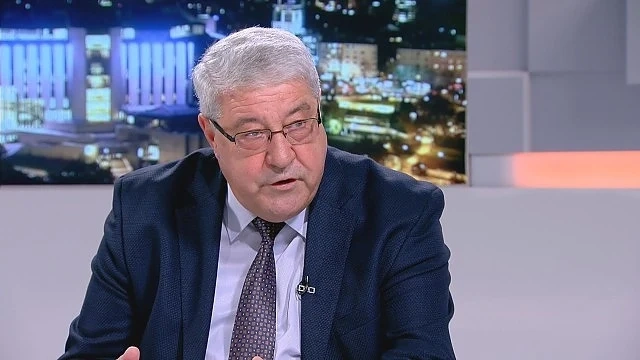 Спас Гърневски: Фаловете на Валери Жаблянов са три и трябва да получи червен картон