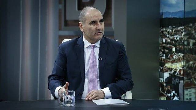 Цветанов: Борисов няма бизнес отношения с Пеевски, президентът му завижда