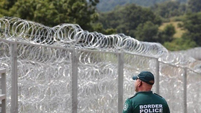 Нови милиони ще потънат в оградата на границата без обществена поръчка