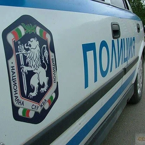 18-годишен шофьор блъсна полицай
