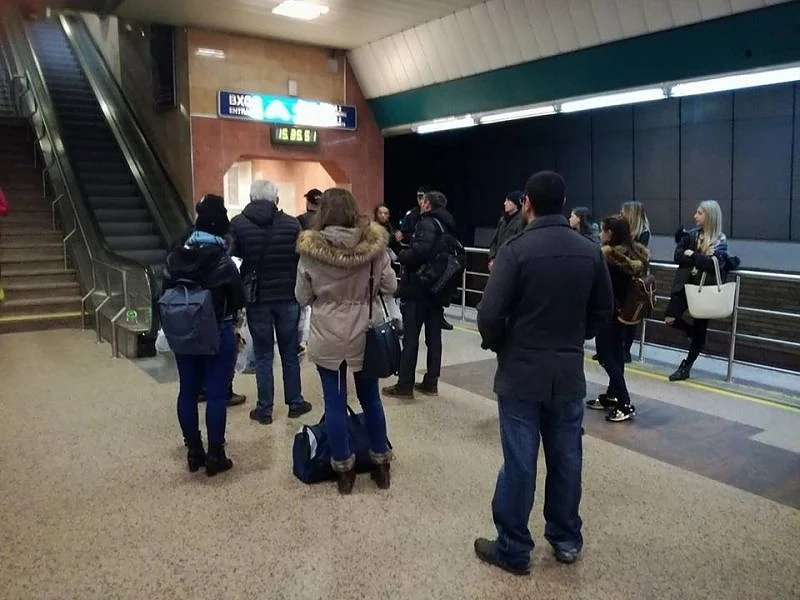 Безумие! Десетки блокирани в метрото, за да се повози сръбският президент