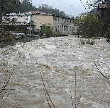 Джип с мъж и жена падна в река Черна в Смолян
