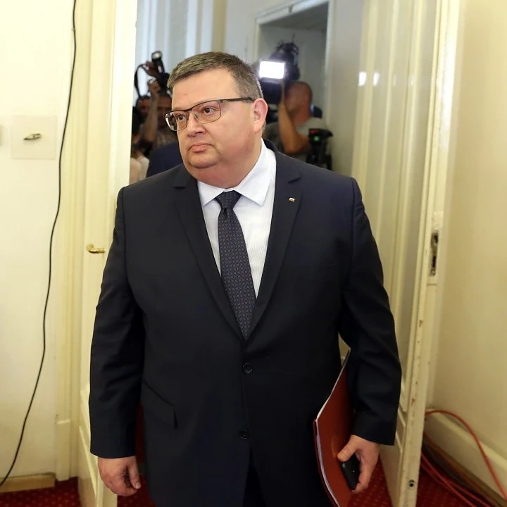 Цацаров атакува пред КС частната охрана в градове и села