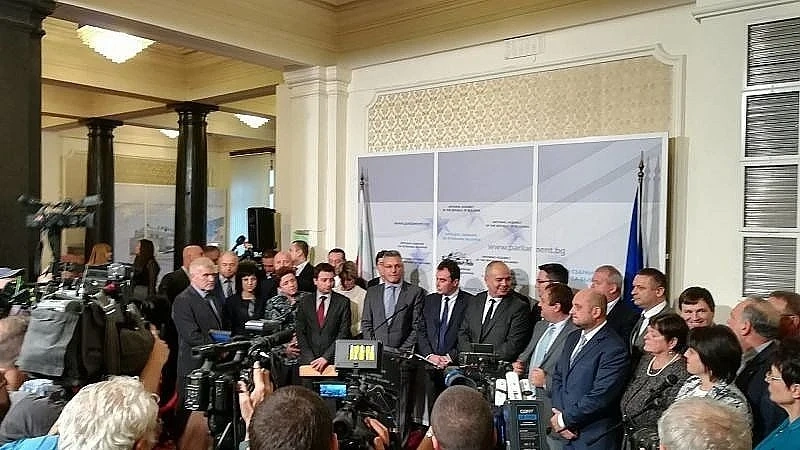 БСП: Нападат доброволци, които събират подписи срещу сделката с ЧЕЗ
