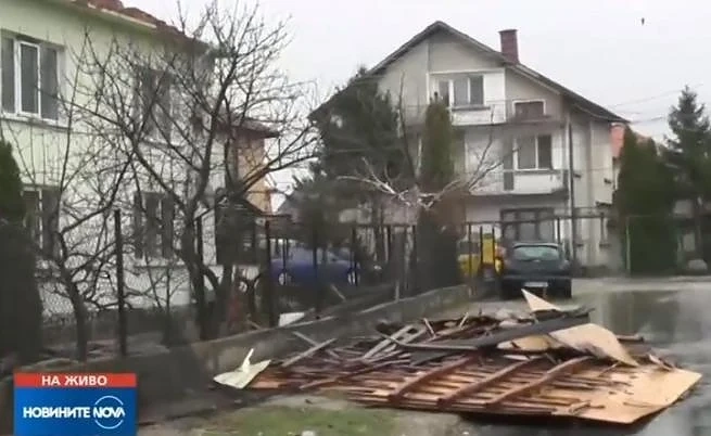 След апокалипсиса във Врачанско - найлони вместо покрив