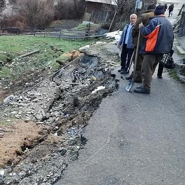 200 деца минават по опасен път край свлачище