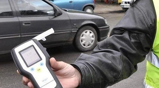Полицаи набедиха трезвеник за пияница и му взеха книжката