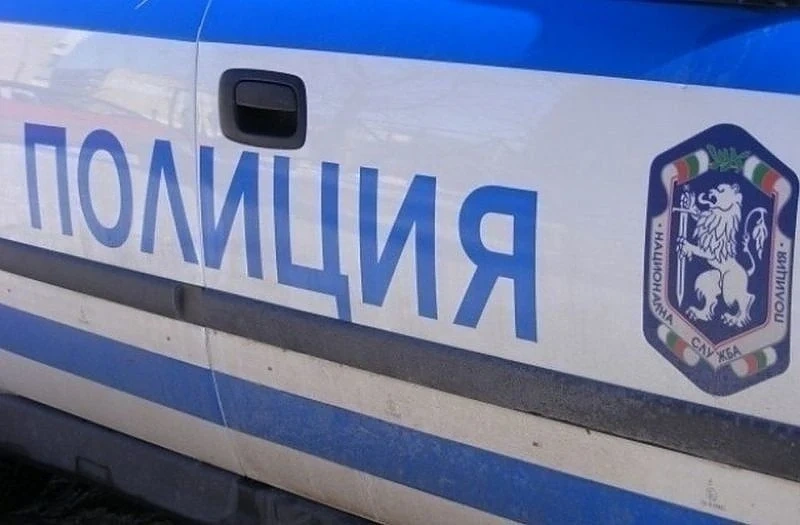 Пожарникари спасиха бедстващ посред нощ рибар в язовир