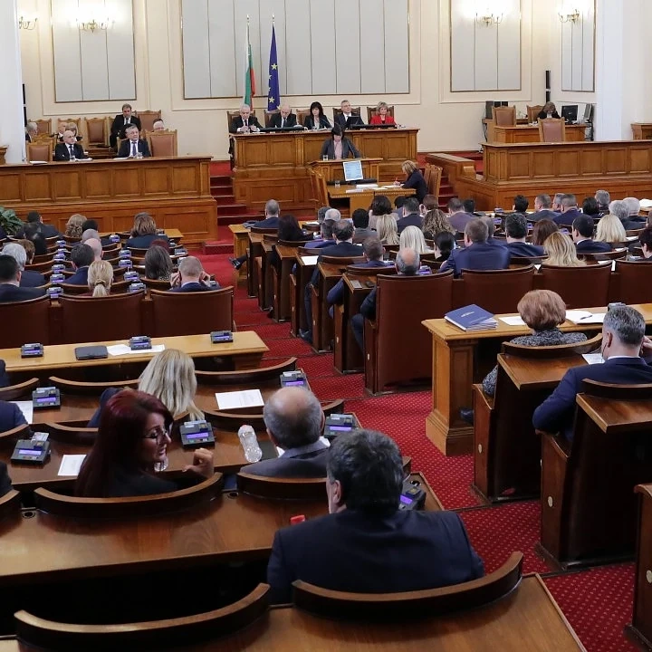 Депутатите привикаха двама министри заради бягството