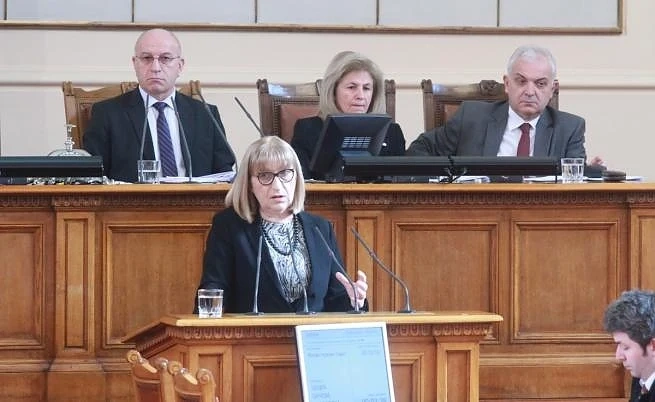 Цецка Цачева: Камерите пред затвора разкриват шокиращи кадри