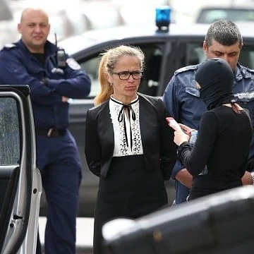 Десислава Иванчева потърсила адвокат, не го пускат при нея