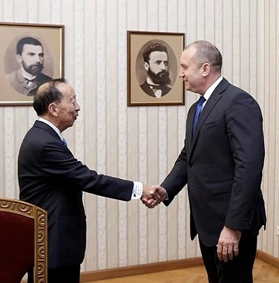 Радев удостои с почетния си знак президента на Международната филателна федерация