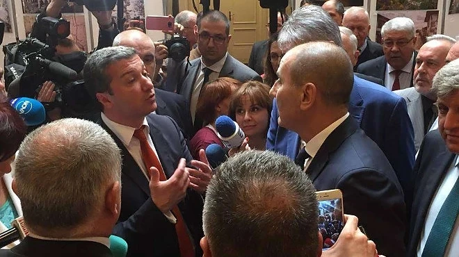 Панаир в кулоарите! ГЕРБ и БСП пред бой за фланелки, искат оставката на Емил Христов