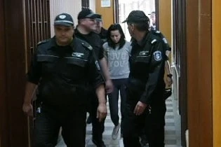 Пуснаха срещу 20 000 лв. шофьорката, отнесла 10 коли