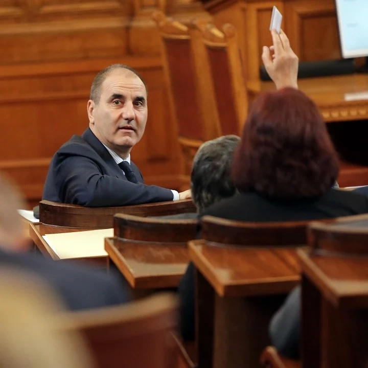 Цветанов: По-добре държавата да плаща на депутатите