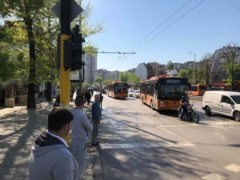 Верижна катастрофа с 2 автобуса и 6 коли в София, има един пострадал