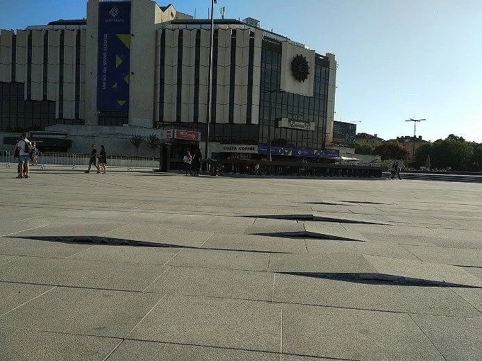 Новите плочки пред НДК не издържаха и до края на европредседателството