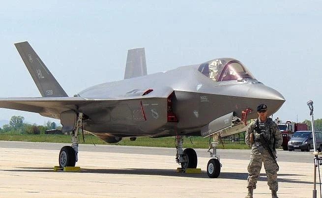 Трима сенатори в САЩ искат да блокират доставката на F-35 за Турция