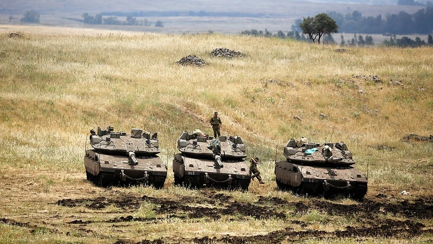 Израел нанесе удари по десетки ирански цели в Сирия в отговор на ракетно нападение
