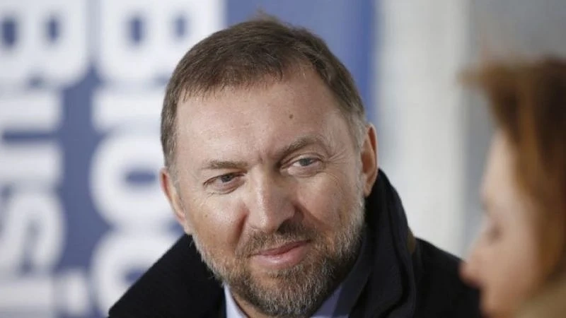 Приземен: Олигархът на Путин Дерипаска остана без самолети