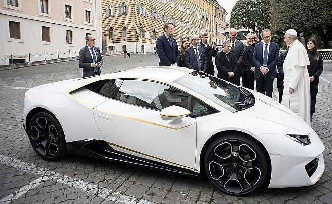 Папското Lambo си намери нов собственик срещу 715 000 евро