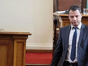 Делян Добрев: До декември разваляме договорите с американските централи