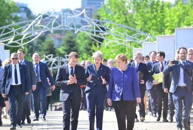 Мей, Макрон и Меркел минаха пеша по Моста на влюбените, Борисов ги посрещна