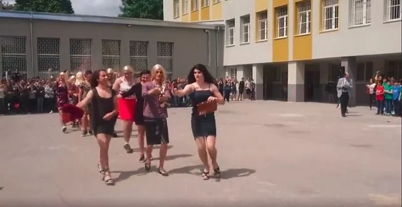Видео: Момчетата от СМГ с рокли и перуки на бала си под съпровода на Бионсе