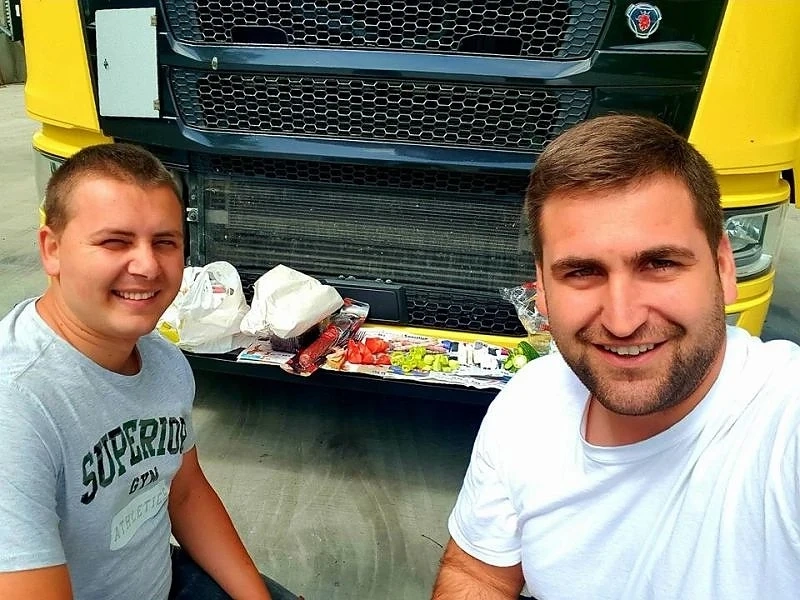 Андрей Новаков тръгна с ТИР из Европа, за да покаже, че пакетът за мобилност на Маркон не работи