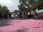 Розопроизводителите блокират пътя при Стрелча с протест!