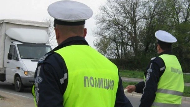 Задържаха служители на КАТ при спецакция в Благоевград