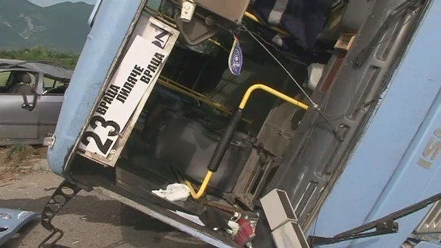 Автобус катастрофира на път от с. Лиляче към Враца, има пострадали