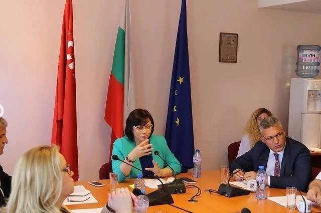 Корнелия Нинова: Държавата няма 3 млн. лв. да спаси 16 души от смърт? Утре да бъдат намерени!