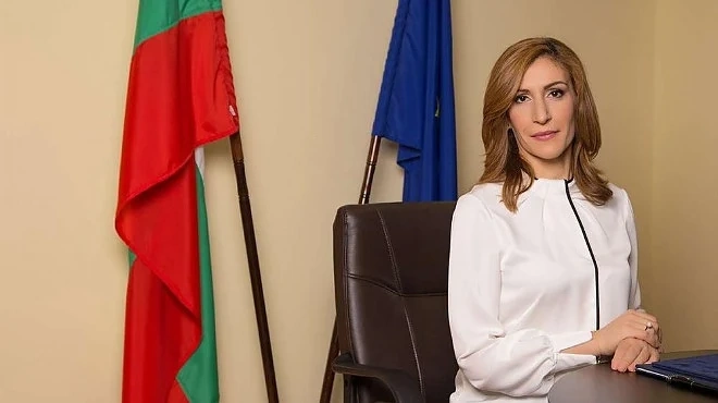 Ангелкова: Ще се борим с Турция за руските туристи, засега има спад от 3%