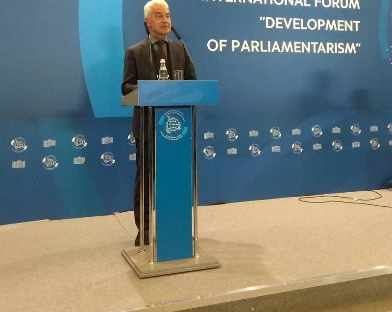 На лекция в Москва Сидеров призова за разбиване на световния финансов монопол
