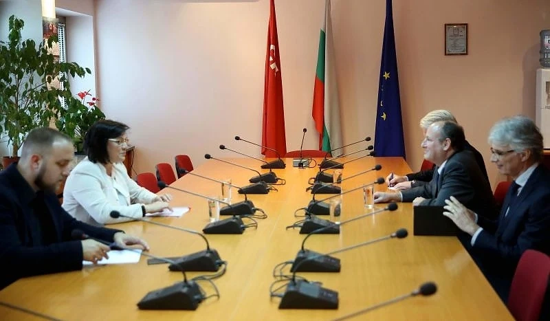 Нинова се срещна с американския посланик