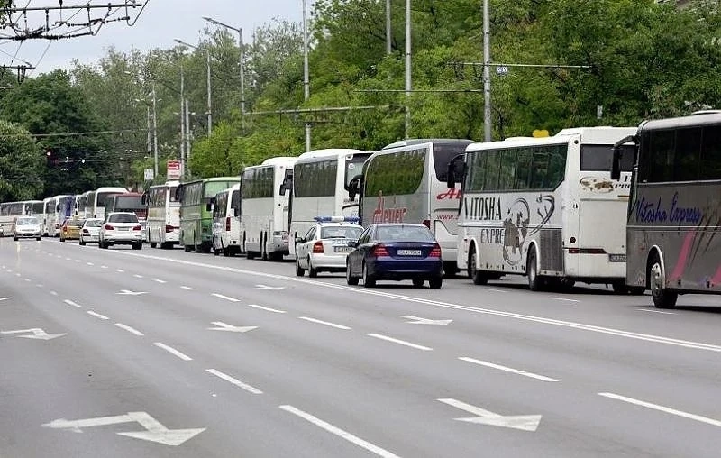 Всички автобуси спират в четвъртък от 14 до 15,30 часа