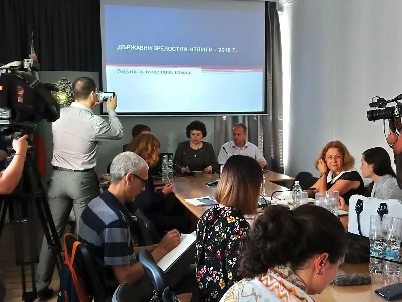 Матури 2018: Зрелостници преразказвали \'Вяра\' на Вапцаров, други преписали стихотворението